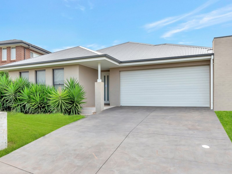 8 Pioneer Drive, Carnes Hill NSW 2171