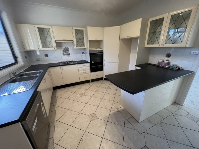 7 Alexander Crescent, Macquarie Fields NSW 2564