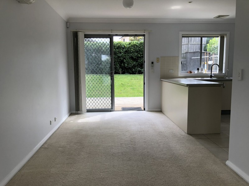 16 Northampton Drive, Glenfield NSW 2167