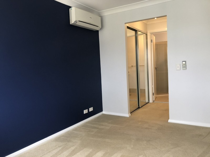 16 Northampton Drive, Glenfield NSW 2167