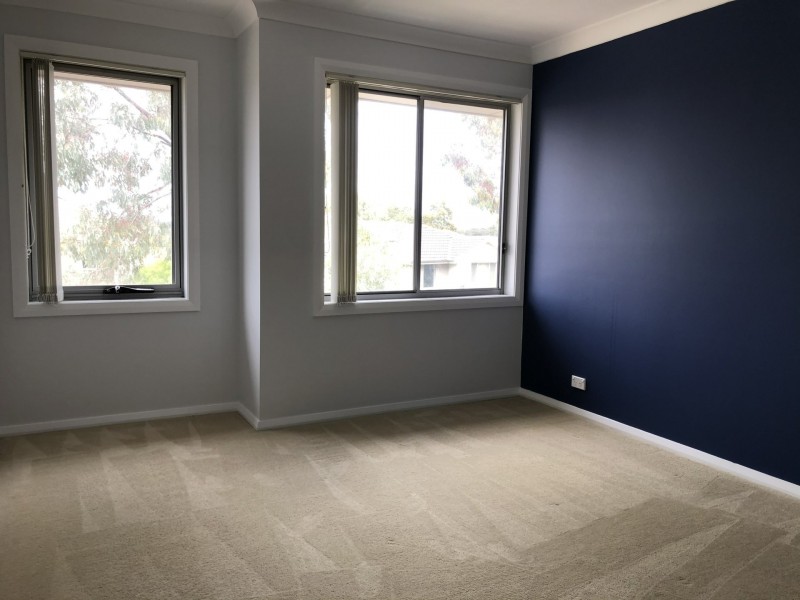 16 Northampton Drive, Glenfield NSW 2167