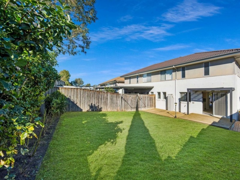 16 Northampton Drive, Glenfield NSW 2167