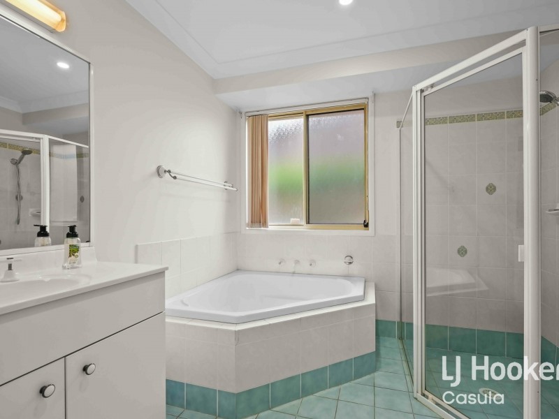 17 Whiteley Close, Casula NSW 2170