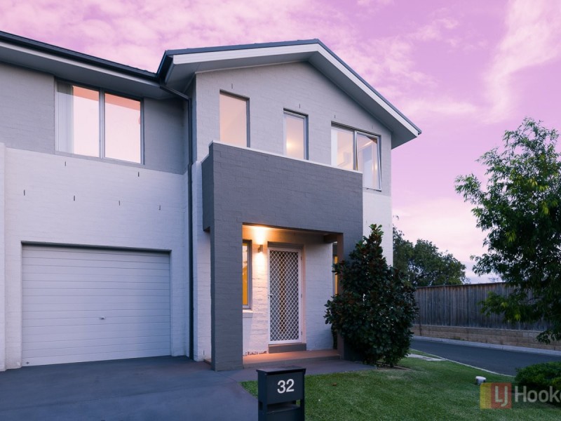 32 Sovereign Circuit, Glenfield NSW 2167