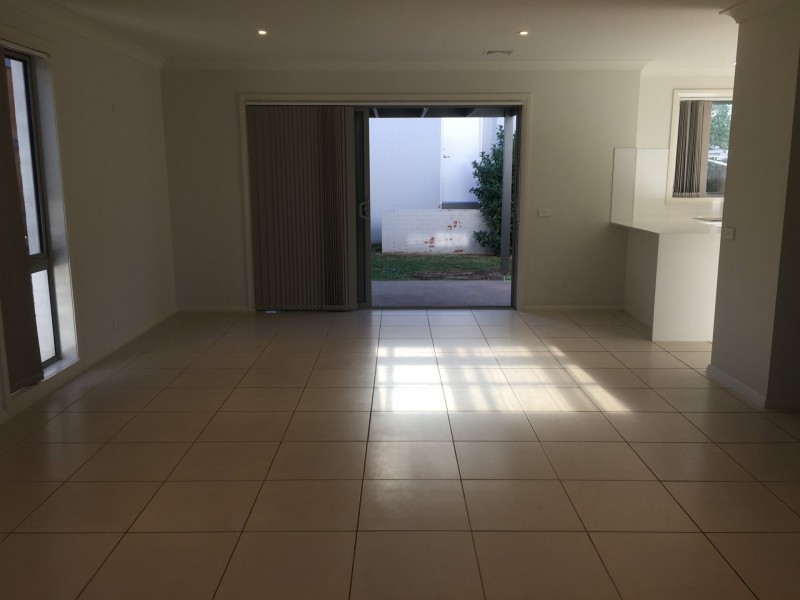 37 Three Bees Drive, Glenfield NSW 2167