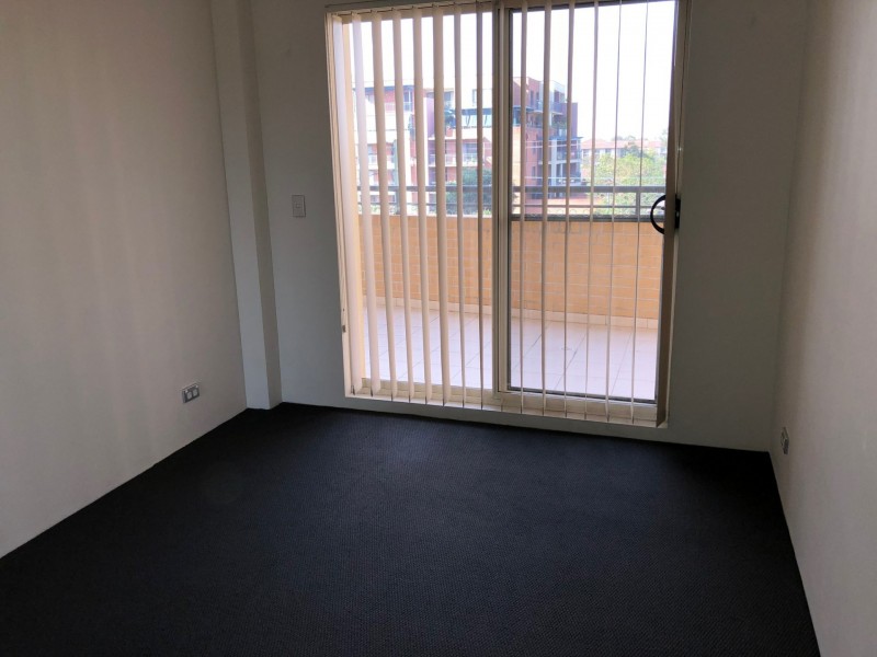 18/8-10 Browne Parade, Warwick Farm NSW 2170