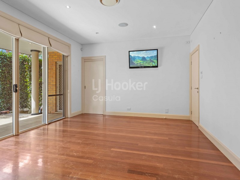 8B Streeton Place, Casula NSW 2170