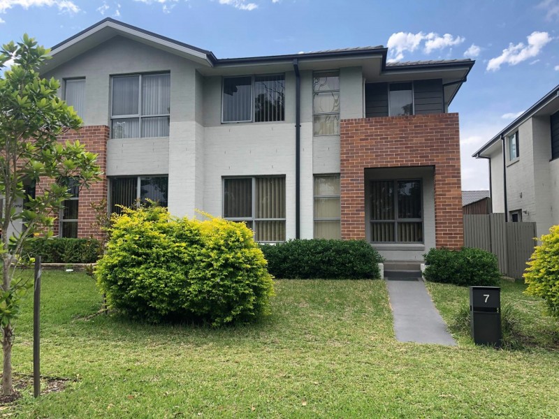7 Three Bees Drive, Glenfield NSW 2167