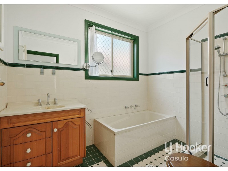 16 Fernleaf Court, Wattle Grove NSW 2173