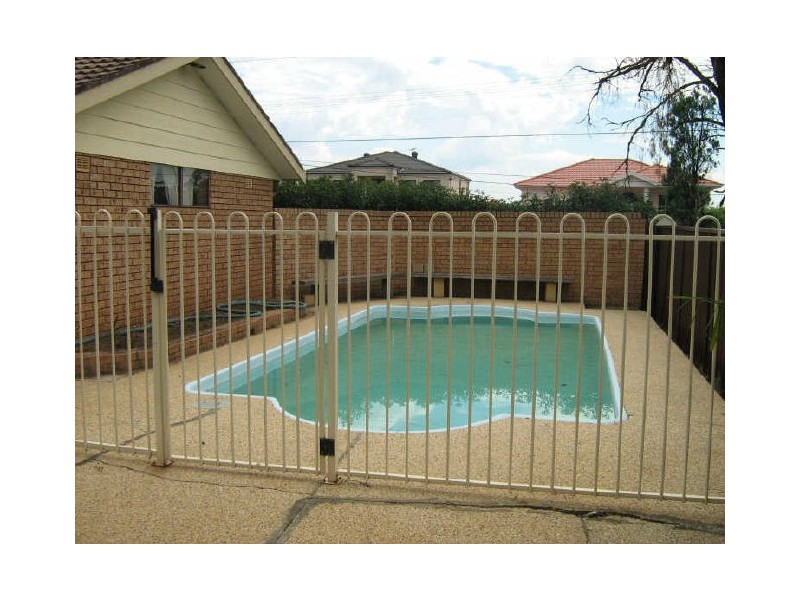 2 Oak St, Prestons NSW 2170