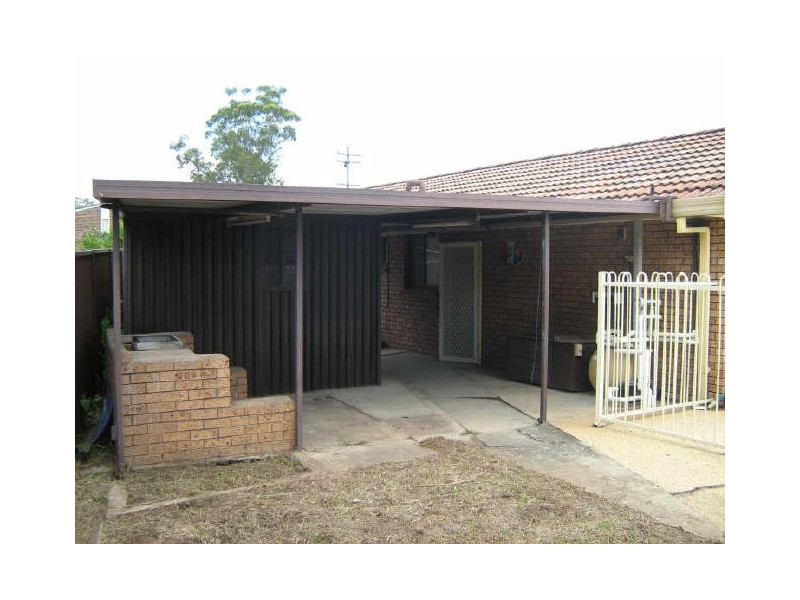 2 Oak St, Prestons NSW 2170