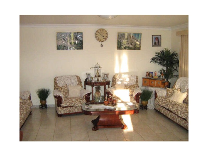 8 Cromer Pl, St Johns Park NSW 2176