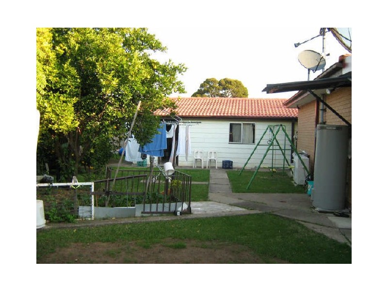 8 Cromer Pl, St Johns Park NSW 2176