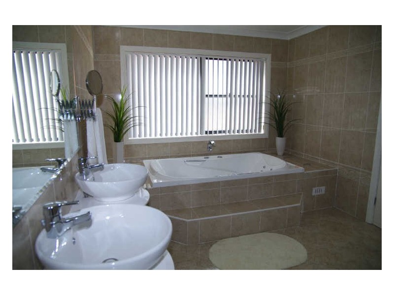 9 Streeton Pl, Casula NSW 2170