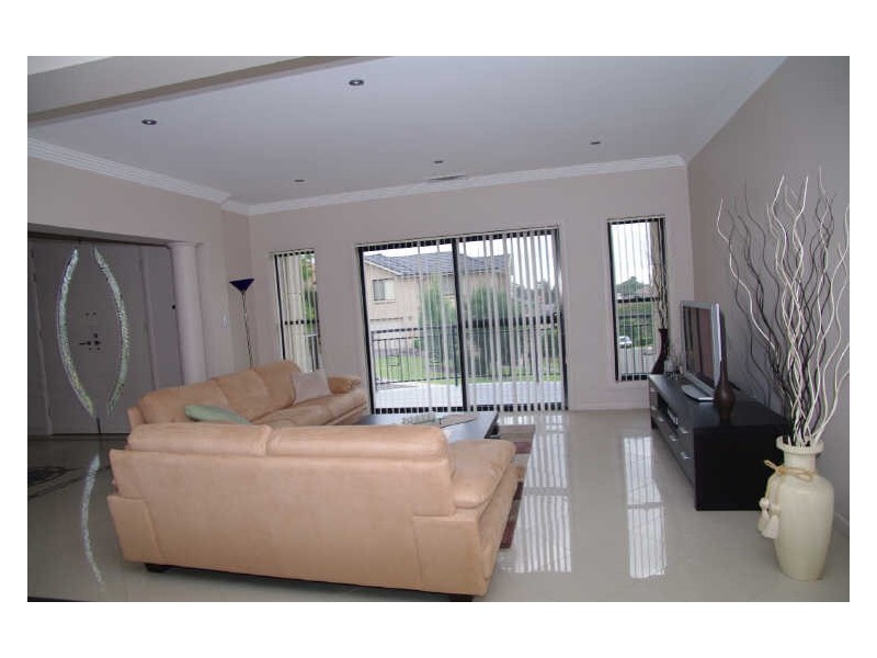 9 Streeton Pl, Casula NSW 2170