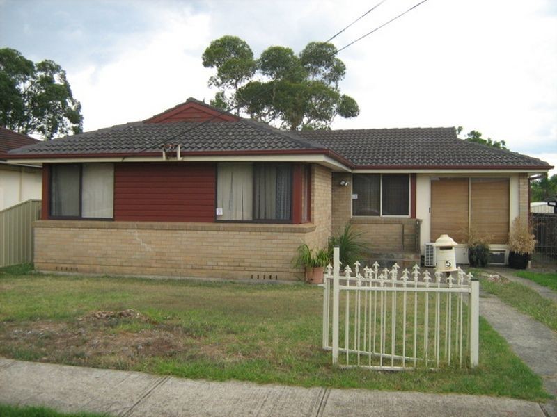 5 Dunrossil Ave, Casula NSW 2170