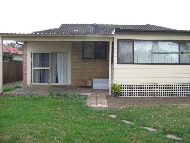 5 Dunrossil Ave, Casula NSW 2170