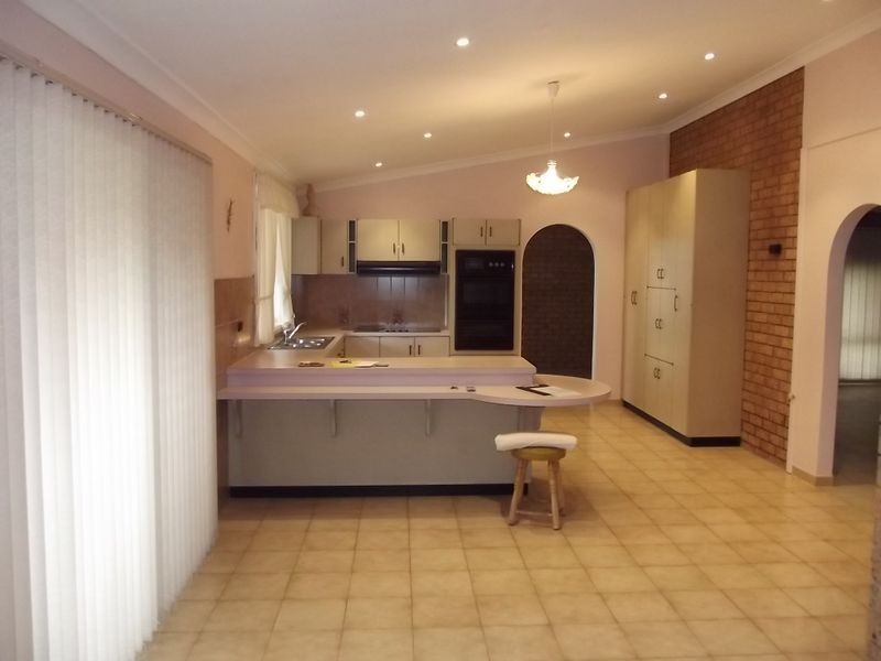 32 Salter Rd, Bossley Park NSW 2176