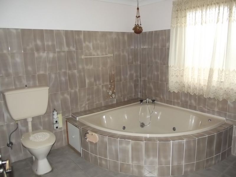 32 Salter Rd, Bossley Park NSW 2176