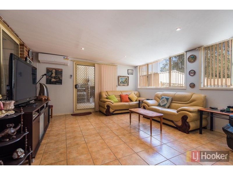 8 Whiteley Close, Casula NSW 2170