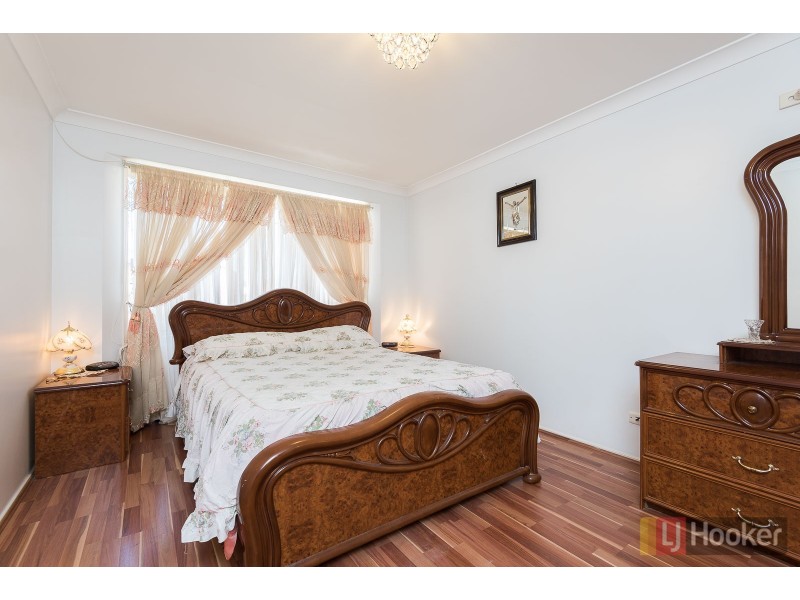 8 Whiteley Close, Casula NSW 2170