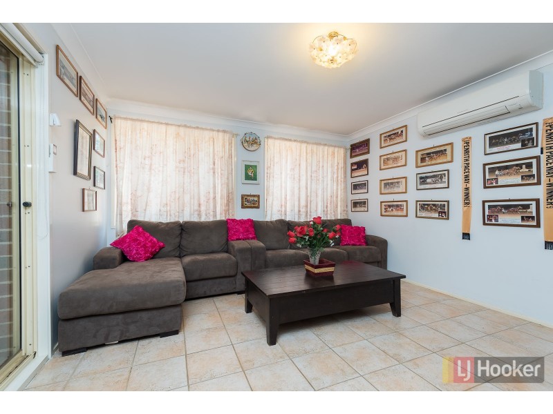 8 Whiteley Close, Casula NSW 2170