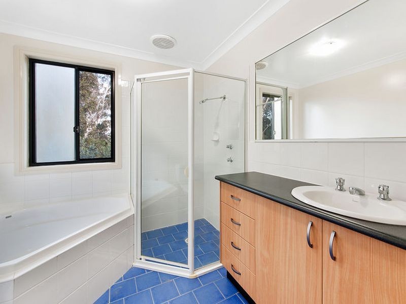 8 Melba Pl, Casula NSW 2170