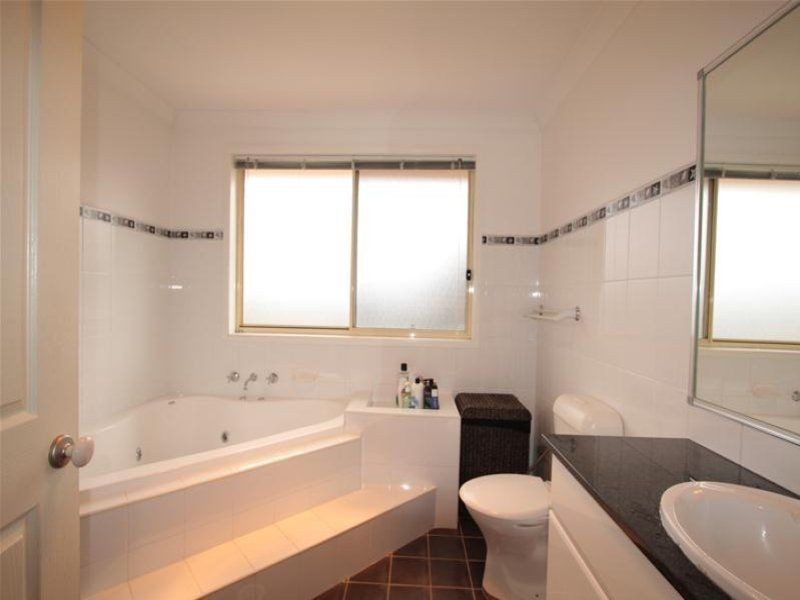 10 Molise St, Prestons NSW 2170