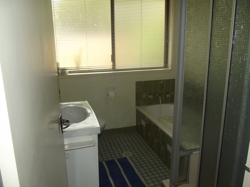226 Harrow Rd, Glenfield NSW 2167