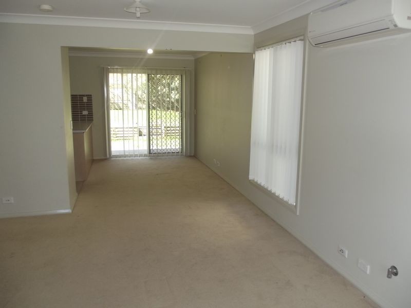 6 Northampton Dr, Glenfield NSW 2167