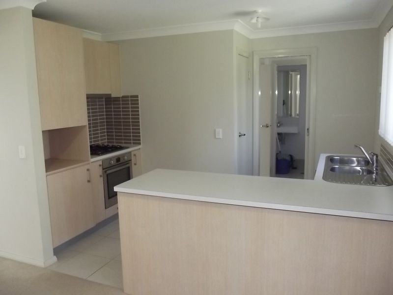 6 Northampton Dr, Glenfield NSW 2167