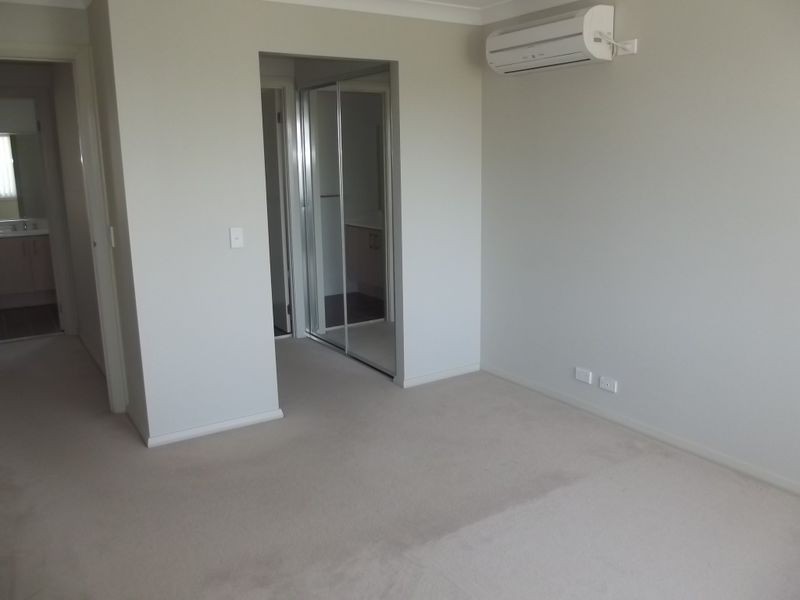 6 Northampton Dr, Glenfield NSW 2167