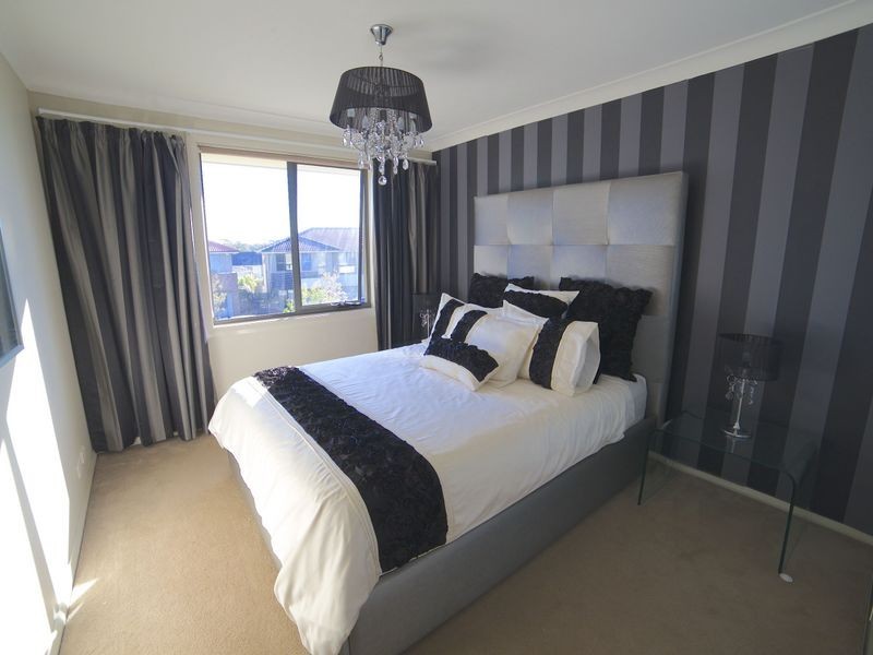 73 Northampton Drive, Glenfield NSW 2167