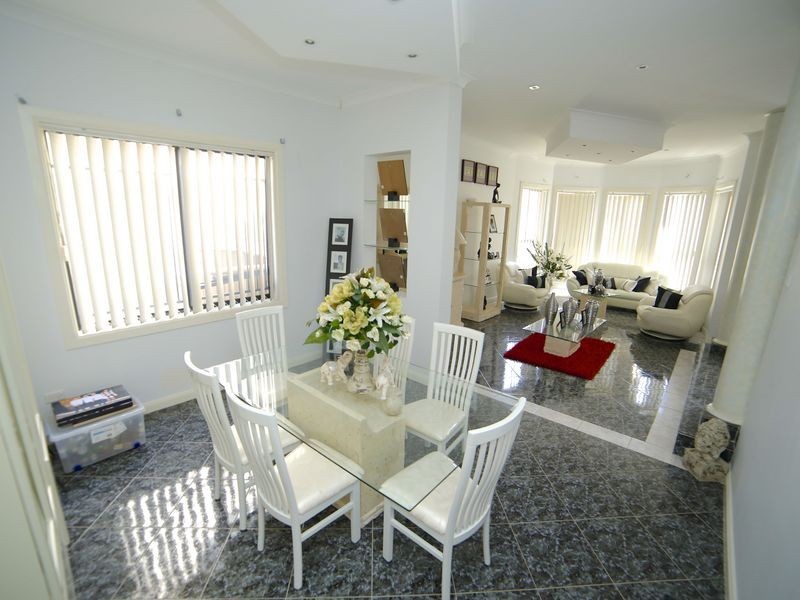 17 Harraden Drive, West Hoxton NSW 2171