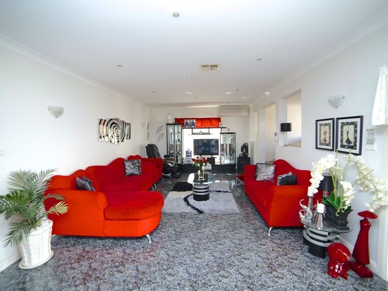 17 Harraden Drive, West Hoxton NSW 2171