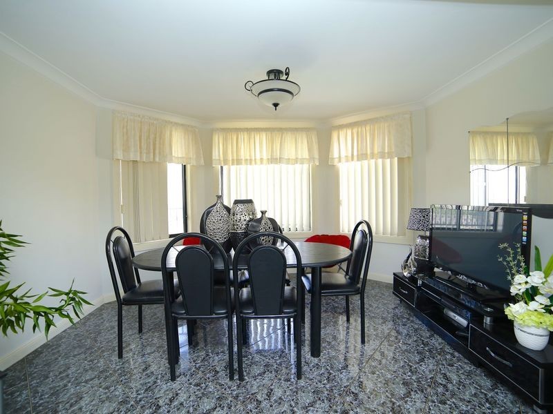 17 Harraden Drive, West Hoxton NSW 2171