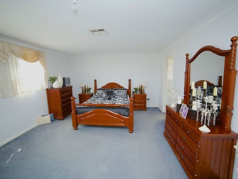 17 Harraden Drive, West Hoxton NSW 2171