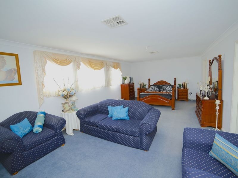 17 Harraden Drive, West Hoxton NSW 2171