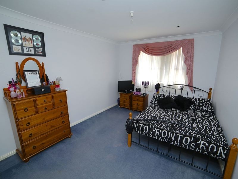 17 Harraden Drive, West Hoxton NSW 2171