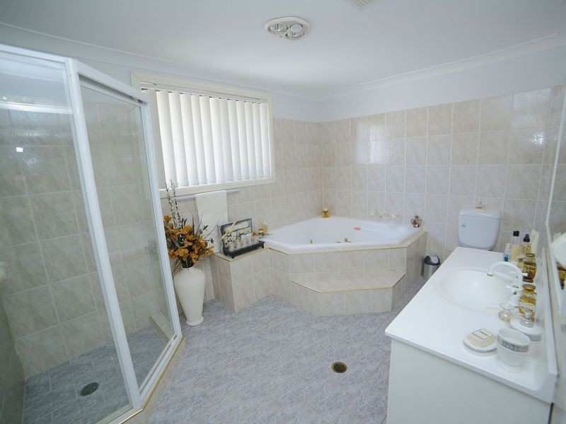 17 Harraden Drive, West Hoxton NSW 2171