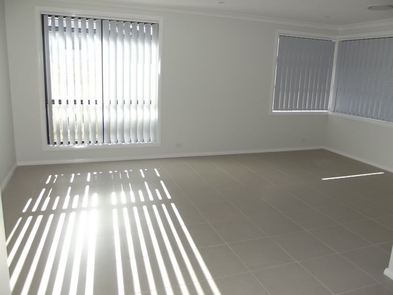 48 Sovereign Cct, Glenfield NSW 2167