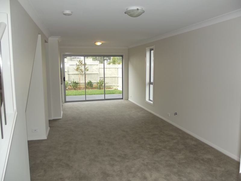 32 Sovereign Circuit, Glenfield NSW 2167