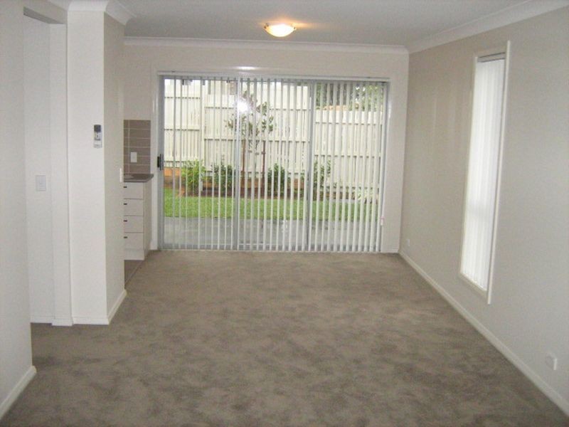 32 Sovereign Circuit, Glenfield NSW 2167