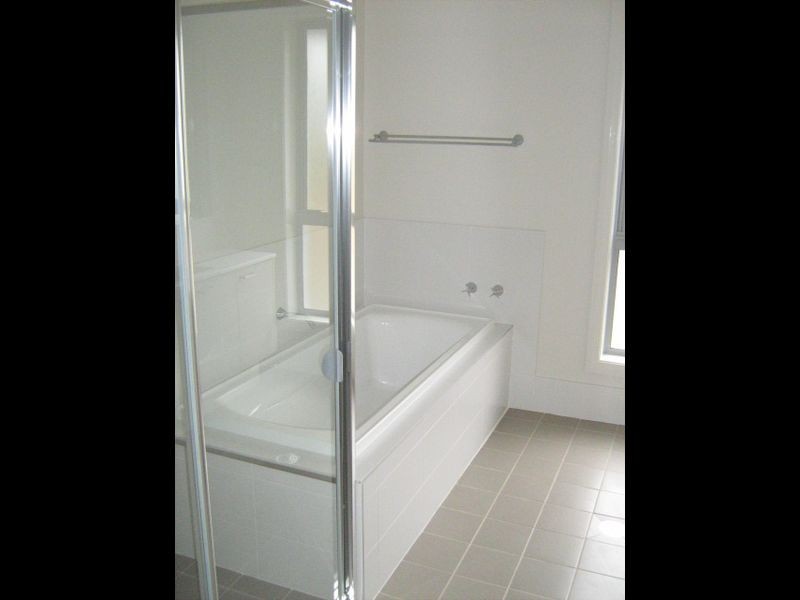 32 Sovereign Circuit, Glenfield NSW 2167