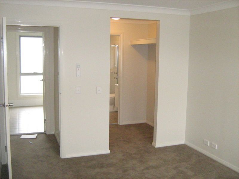 32 Sovereign Circuit, Glenfield NSW 2167