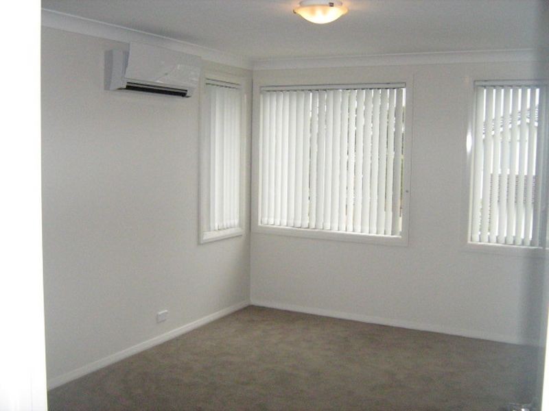 32 Sovereign Circuit, Glenfield NSW 2167