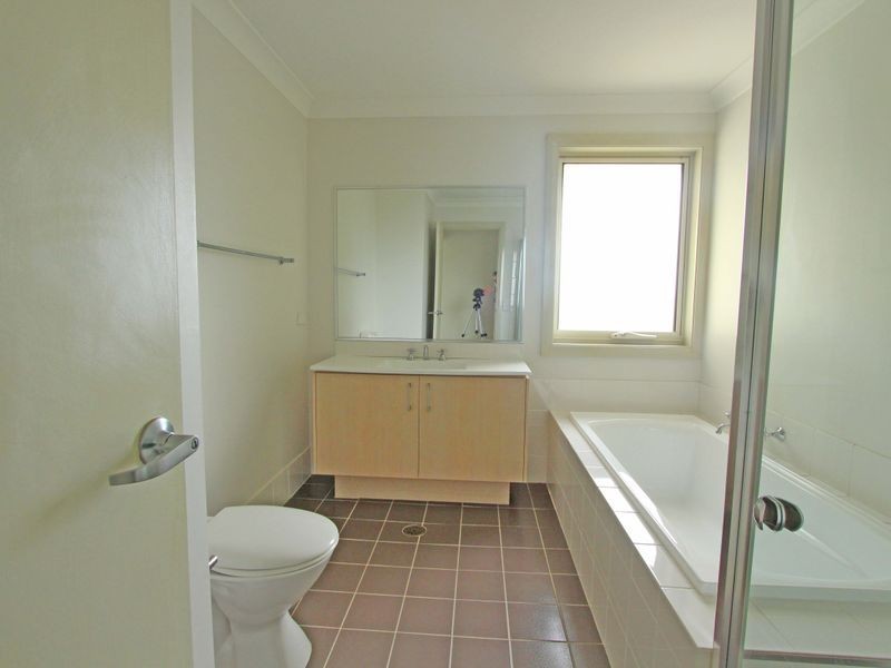 1 Northampton Drive, Glenfield NSW 2167