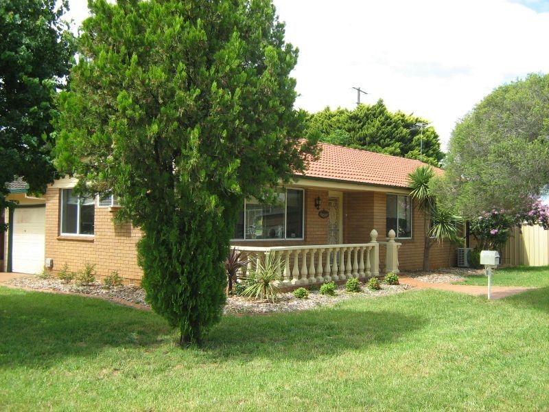 10 Lakewood Cr, Casula NSW 2170