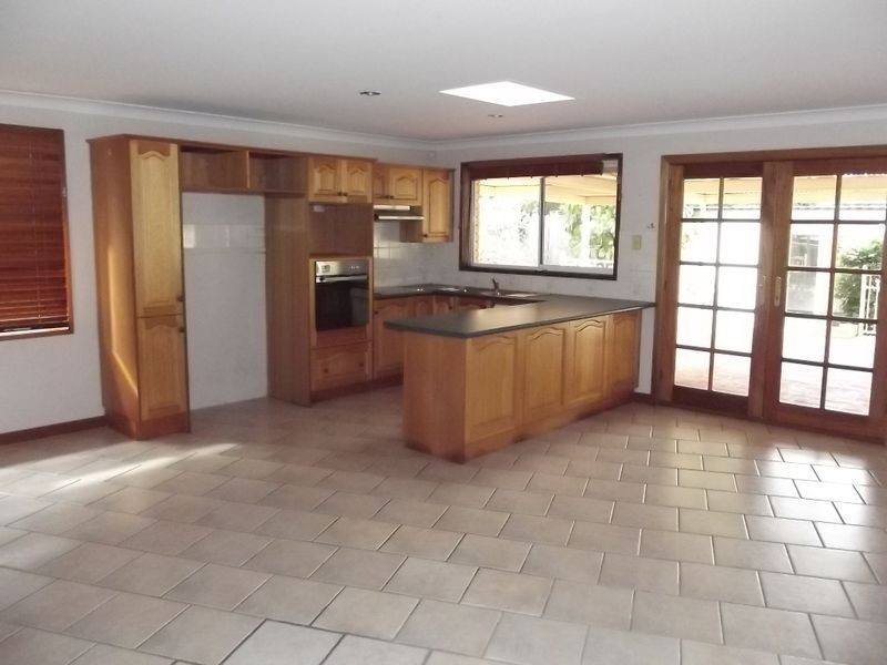 10 Lakewood Cr, Casula NSW 2170