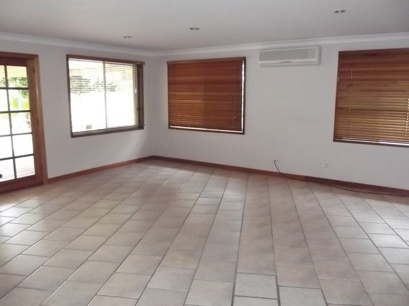 10 Lakewood Cr, Casula NSW 2170